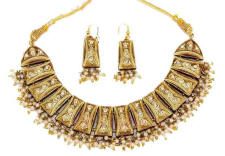 Beautiful Indian fashion jewellery necklace and earrings from Venkatraman Jewels of Jaipur India. 