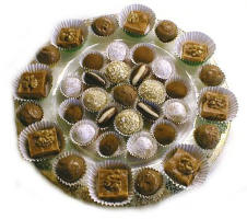 Glas gold edged plate full of truffles