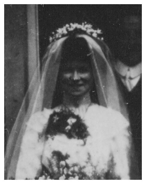 The 1910 bridal bouquets also seem squatter and less elongated than in the 